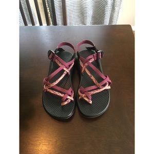 Women’s criss criss chacos size 9